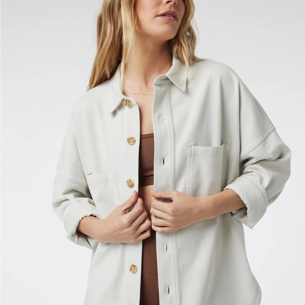 Vuori Mackenzie Shirt Jacket in XS/S in Salt.
Mint condition. Used once.